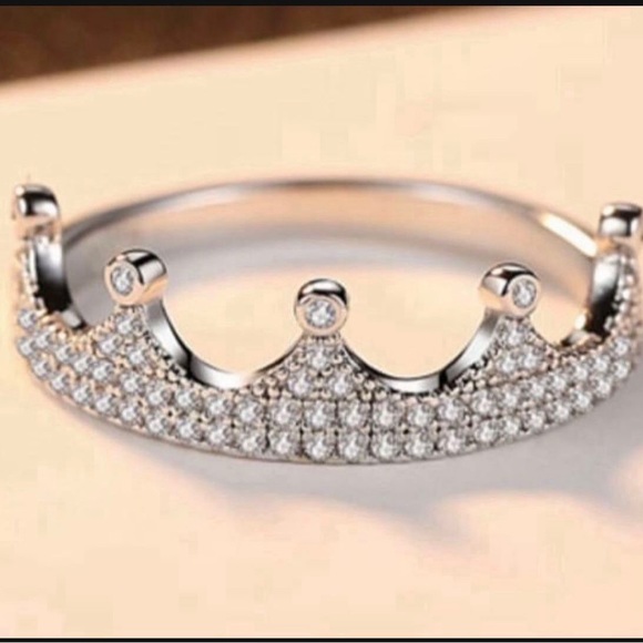 Solid 925 Sterling Silver Crown Ring - Picture 5 of 7